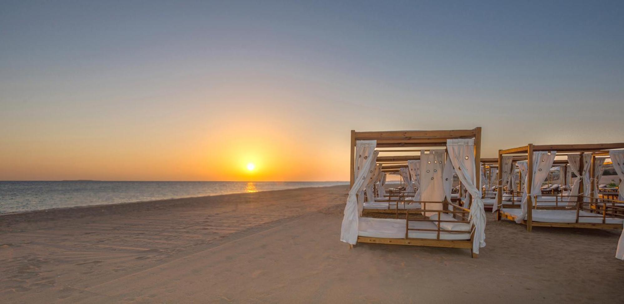 Baron Palace Sahl Hasheesh Hurghada Eksteriør billede Sunset at the beach